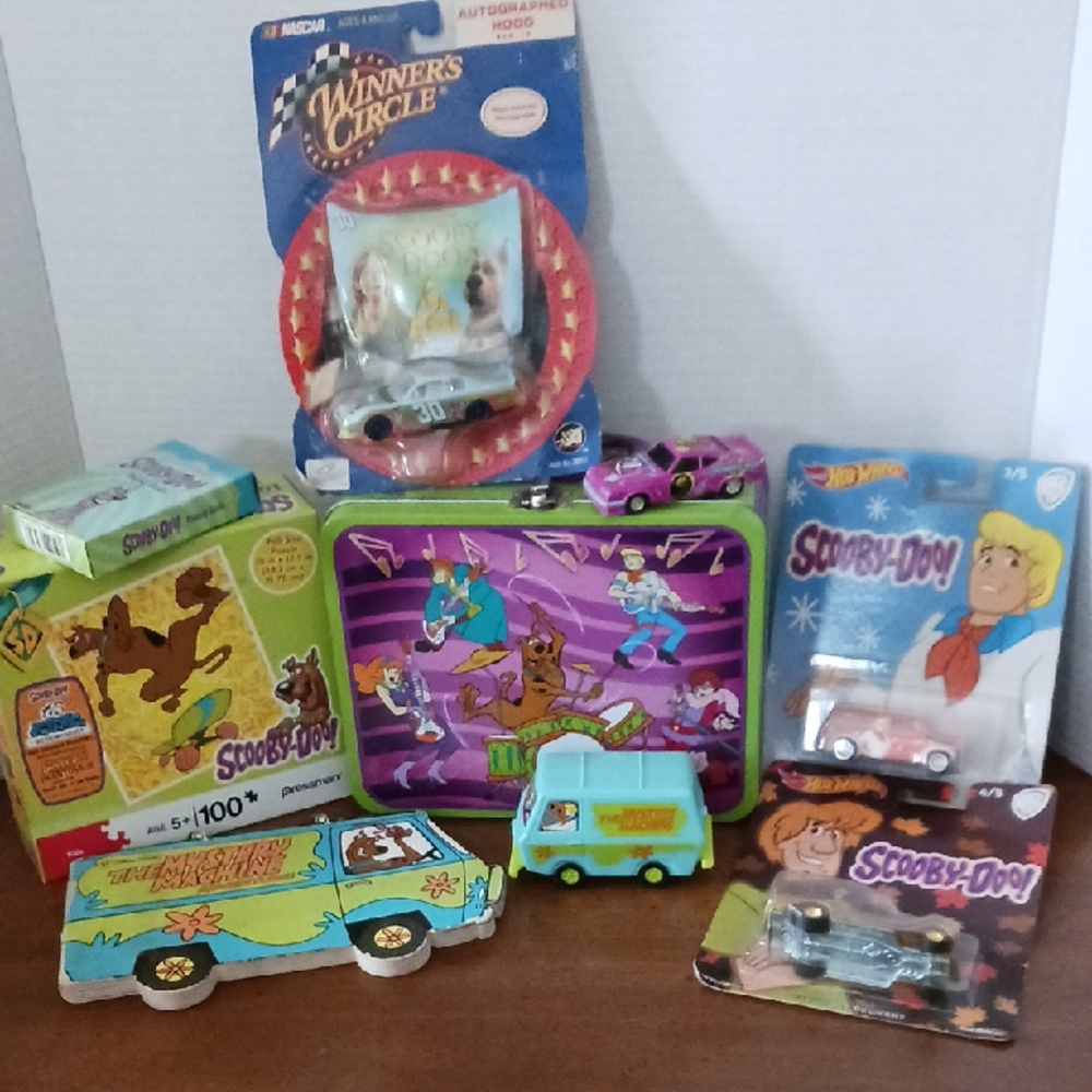 Scooby-Doo! And Friends Collectibles Bundle